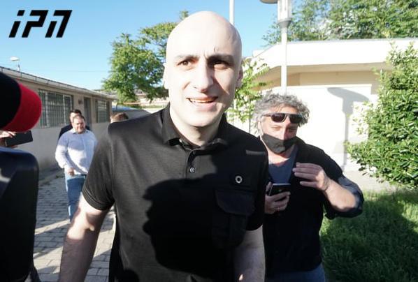 "ეშმაკი დეტალებშია... პრაქტიკულად სახურავიდან გადმომაძვრინეს, რომ ეს აურზაური მომხდარიყო" - ნიკა მელიამ საპატიმრო უკანა გასასვლელით დატოვა