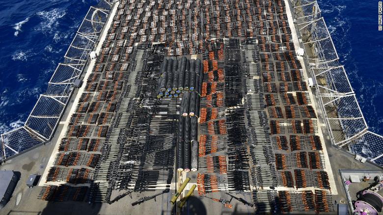 აშშ-ს სამხედრო-საზღვაო ძალებმა არაბეთის ზღვაში, იარაღით სავსე , დროშის გარეშე მცურავი გემი დააკავეს