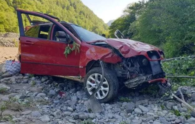 2 გარდაცვლილი და 5 დაშავებული - ქედაში ავტომობილი ხევში გადავარდა
