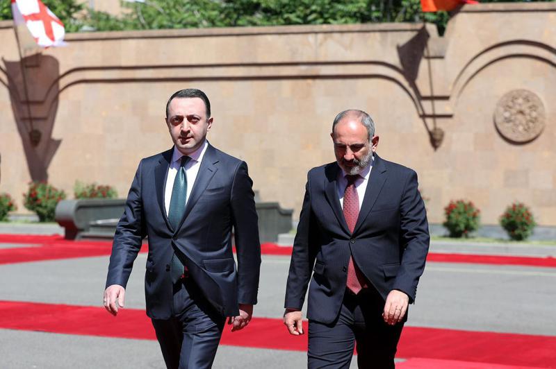 სომხეთის რესპუბლიკის მთავრობის რეზიდენციაში საქართველოს პრემიერ-მინისტრის დახვედრის ოფიციალური ცერემონია გაიმართა