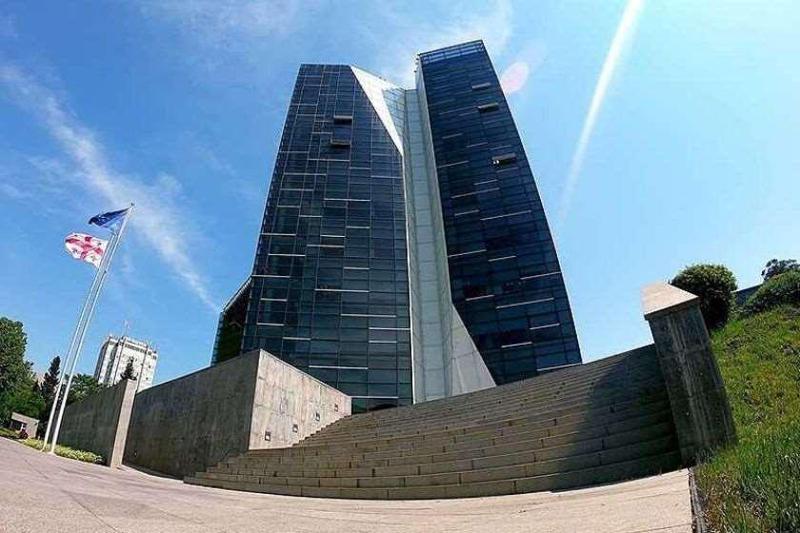 იუსტიციის სამინისტროს ეზოში თანამშრომელი გარდაცვლილი იპოვეს - რა ხდება ცნობილი?