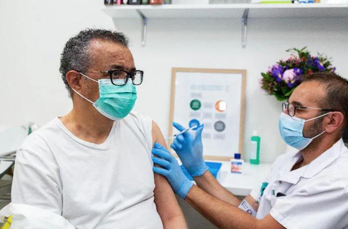 ჯანმოს ხელმძღვანელი კორონავირუსის საწინააღმდეგო ვაქცინით აიცრა - "მოვიდა ჩემი რიგი...გთხოვთ აიცრათ, როცა თქვენი ჯერი დადგება"