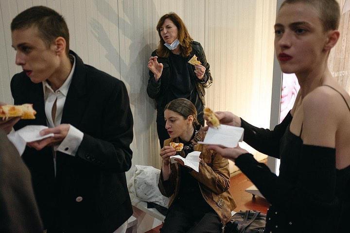 "ველით, როდის დადებთ ფოტოს, სადაც მოდელები საპირფარეშოთი სარგებლობენ" - ფოტო, რომლის გამოც Mercedes-Benz Fashion Week სკანდალში გაეხვა