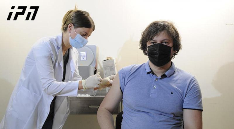 ირაკლი კობახიძე ჩინური "სინოფარმით" აიცრა - "ძალიან მნიშვნელოვანია, რაც შეიძლება მეტი ადამიანი აიცრას"