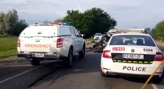 რუსთავი-ლილოს გზაზე მიკროავტობუსი და ტრაილერი ერთმანეთს შეჯახა - არის მსხვერპლი