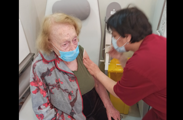 92 წლის თამარ სხირტლაძე კორონავირუსის საწინააღმდეგო ვაქცინით აიცრა