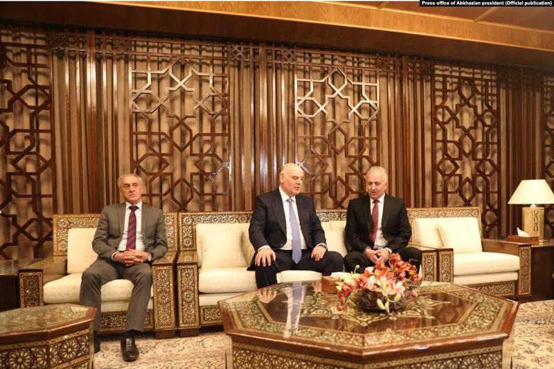 "იმედია, არ აპირებენ სოხუმის აეროპორტი ბაშადის რომელიმე ბიზნესმენს ჩააბარონ..." - რას ემსახურება ბჟანიას სირიაში ვიზიტი?