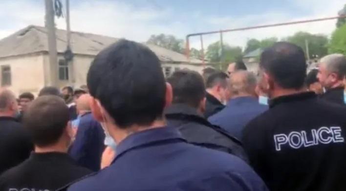 დმანისში, ეთნიკურად აზერბაიჯანელ და ადგილობრივ მოსახლეობას შორის კვლავ დაპირისპირებაა - ისინი ხელკეტებით არიან და ერთმანეთს ფიზიკურად უსწორდებიან