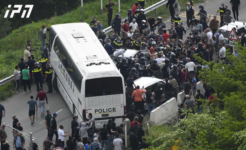 დმანისის შესასვლელთან კიდევ ერთი დაპირისპირება მოხდა - ადამიანთა ჯგუფი ხელკეტებით გაუსწორდა მოქალაქეს, რომელიც მსუბუქი მანქანით გადაადგილდებოდა