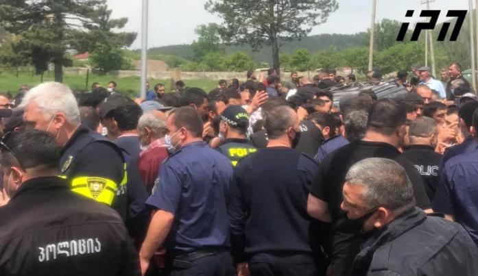 დმანისში, ადგილობრივი მოსახლეობის სხვადასხვა ჯგუფები ერთმანეთს ქვებს ესვრიან - არიან დაშავებულები: ბოლო ცნობები ადგილიდან