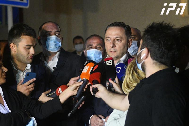 "ინციდენტი ამოიწურა, შერიგდნენ... დაკავებული არავინაა, გამოკითხავენ და გამოვუშვებთ, მიდის გამოძიება" - გომელაურის თქმით, დმანისში საპოლიციო ძალები მთელი ღამე დარჩებიან