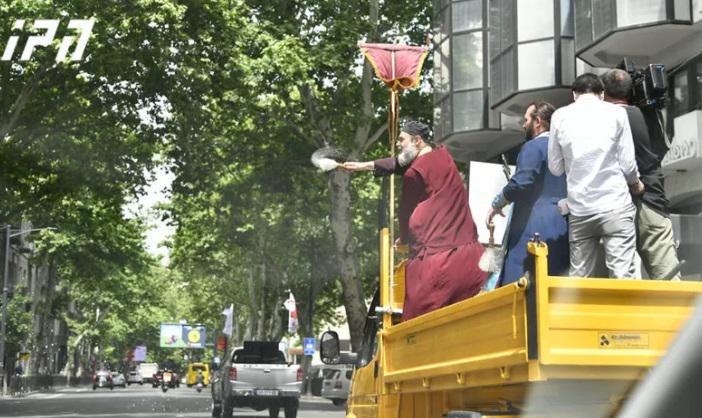 ფოტოები თბილისის ქუჩებიდან, სადაც ოჯახის სიწმინდის დღესთან დაკავშირებით სასულიერო პირები ქუჩებს ნაკურთხ წყალს ასხურებენ