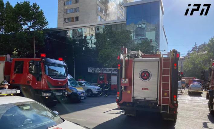 ქალი, რომელიც პეკინზე მდებარე საერთო საცხოვრებლის მე-5 სართულიდან გადმოვარდა, საავადმყოფოში გარდაიცვალა