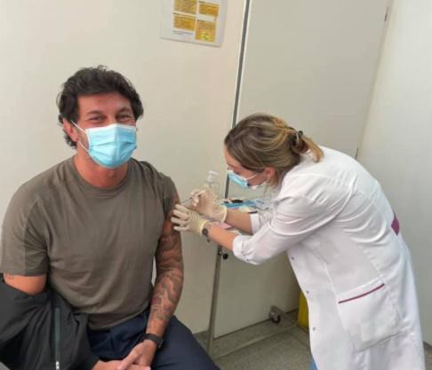 კახა კალაძე "სინოფარმით" აიცრა - "უხილავ მტერთან ბრძოლის ერთადერთი გზა ვაქცინაციაა"