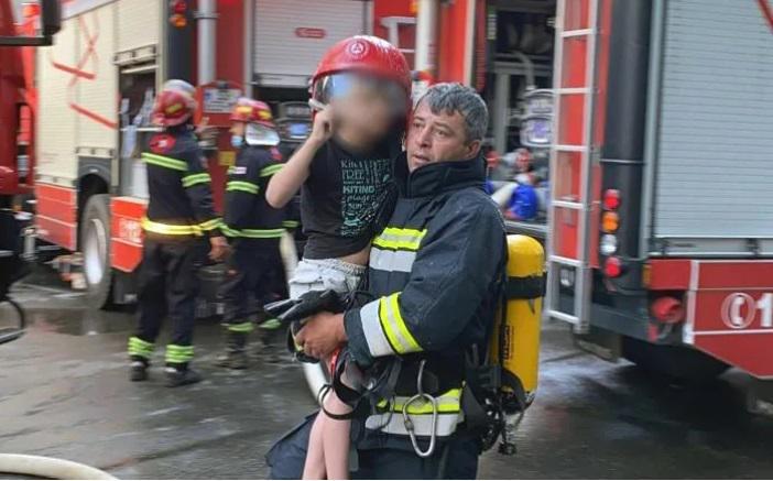 მეხანძრე-მაშველებმა პეკინის გამზირზე ცეცხლმოკიდებული კორპუსიდან ბავშვები გამოიყვანეს