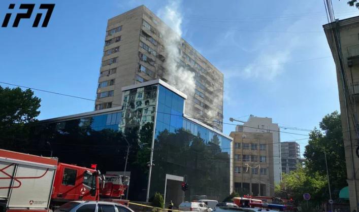 "ჩამოდიოდაო, შეეშინდაო ხანძარი რომ დაინახა... ჟალუზებს მოყვებოდაო და ჩამოვარდა" - რას ყვებიან პეკინზე, კორპუსში გაჩენილი ხანძრის შესახებ მოქალაქეები