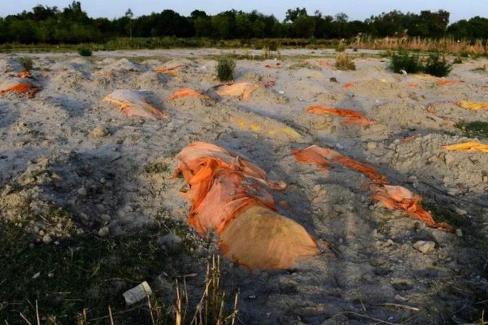 ინდოეთში მდინარე განგის ნაპირებთან ასობით გვამია ნაპოვნი - რას უკავშირებენ ადგილობრივები ყოველივეს