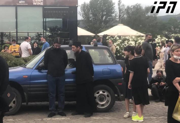 რესპუბლიკის მოედანზე "ნამახვანჰესის" მოწინააღმდეგეების აქციას სასულიერო პირების ნაწილი შეუერთდა