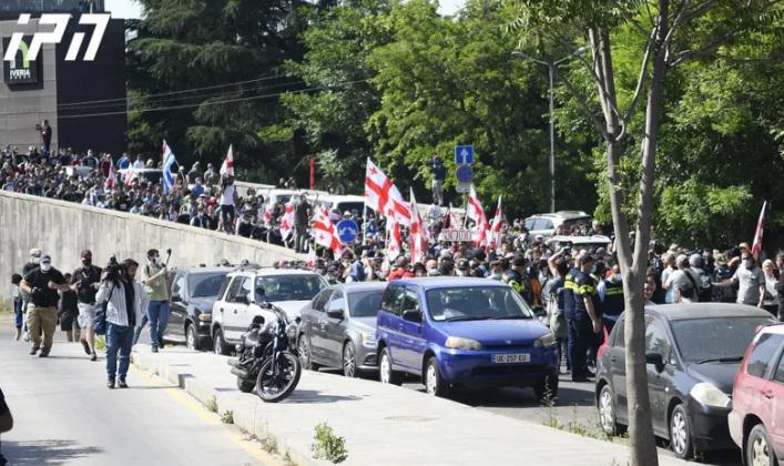 "არ ვაპირებთ, რომ რევერანსები ვაკეთოთ" - "ნამახვანჰესის“ მოწინააღმდეგეები რესპუბლიკის მოედნიდან "მშრალი ხიდისკენ“ მსვლელობით მიემართებიან