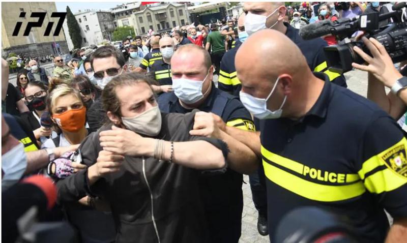 რესპუბლიკის მოედანზე, სადაც "რიონის ხეობის მცველები“ იმყოფებიან, აქციის მონაწილეებს შორის სიტყვიერი დაპირისპირება მოხდა - ვინ ვის დაუპირისპირდა?