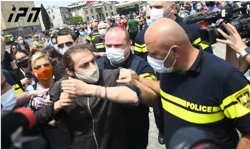 რესპუბლიკის მოედანზე, სადაც "რიონის ხეობის მცველები“ იმყოფებიან, აქციის მონაწილეებს შორის სიტყვიერი დაპირისპირება მოხდა - ვინ ვის დაუპირისპირდა?