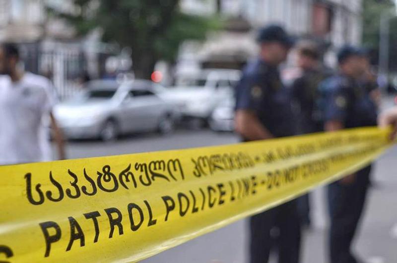 პარკინგზე მანქანის გაჩერების გამო, ადამიანის დაჭრაში ბრალდებული დაკავებულია - რა ხდება ცნობილი?