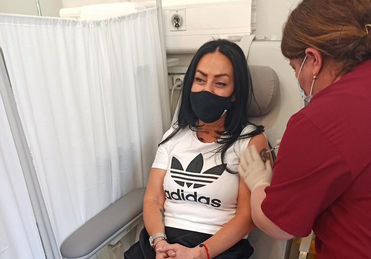 "მედიკოსებს მადლობა სიმღერით გადაუხადა" - ლელა წურწუმია კორონავირუსის საწინააღმდეგო ვაქცინით აიცრა