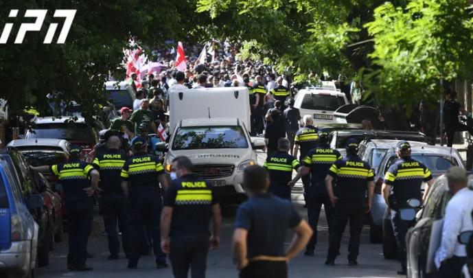 "ნამახვანჰესის" მშენებლობის მოწინააღმდეგეებმა იუსტიციის სახლის მიმდებარე ტერიტორია გადაკეტეს - რა ვითარებაა ამ დროისთვის ადგილზე (Live, ფოტოები)