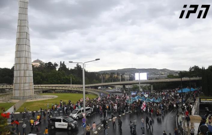 "ნამახვანჰესის" მოწინააღმდეგეებმა გმირთა მოედნის მიმდებარე ტერიტორია გადაკეტეს - რა ვითარებაა ადგილზე?