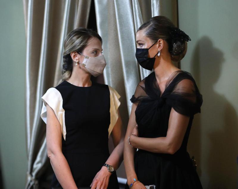 როგორ გამოიყურებოდნენ ნუნუკა თამაზაშვილი და ანუკი არეშიძე დამოუკიდებლობის დღისადმი მიძღვნილ გალა-კონცერტზე (ფოტოები)