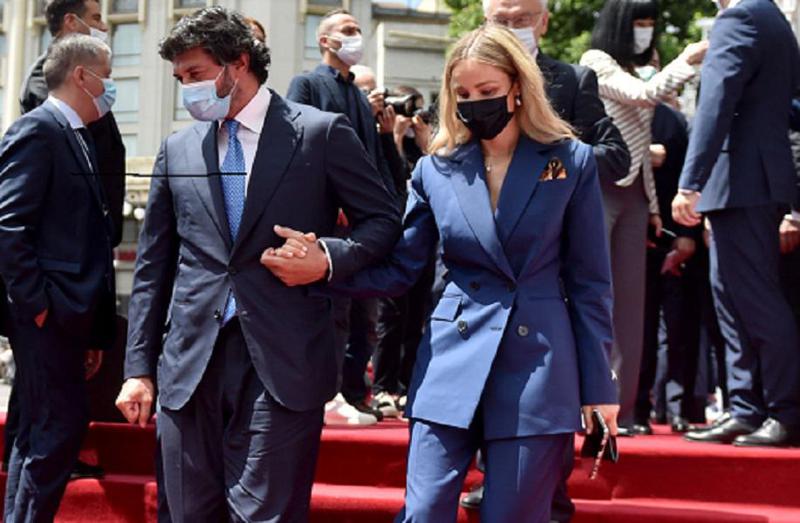 ანუკი არეშიძისა და კახა კალაძის თანხვედრილი სტილი - დედაქალაქის მერისა და მისი მეუღლის ფოტოები დამოუკიდებლობის დღის ცერემონიიდან