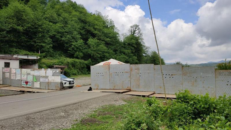 სამართალდამცველებმა გუმათში, რკინის ჯებირები კვლავ აღმართეს - რას უკავშირებენ "ნამახვანჰესის" მოწინააღმდეგეები ხეობაში პოლიციის მობილიზებას