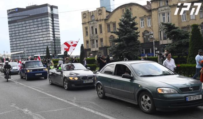 "ნამახვანჰესის" მოწინააღმდეგეები რიონის ხეობისკენ ავტოკოლონებით მიემართებიან
