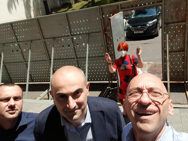 "მარცხნივ პარლამენტი, მარჯვნივ ნამახვანი... ვითომ შველის?" - მეგრელიშვილის "სელფი" გუმათიდან