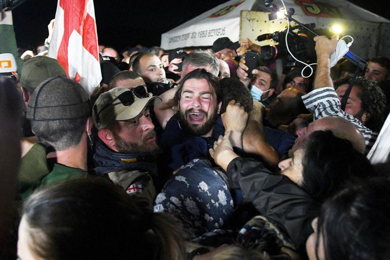 "არ ვცდილობთ ფიზიკურ დაპირისპირებაში შესვლას, მაგრამ ეს არ ნიშნავს, რომ გულხელდაკრეფილები ვიდგებით" - ვარლამ გოლეთიანი