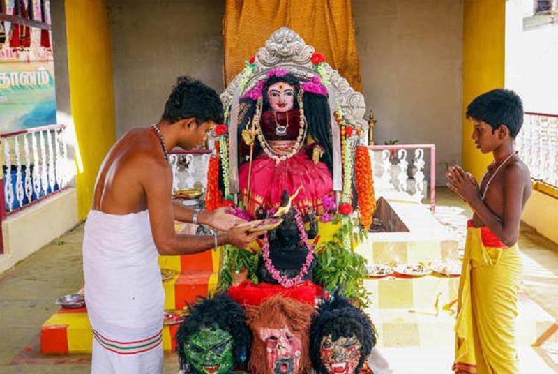 ინდოეთში კორონავირუსის ქალღმერთები გამოიგონეს და მათ ფიგურებზე ლოცულობენ - მომლოცველები ქალღმერთებს რძეში და კურკუმას წყალში "აბანავებენ"