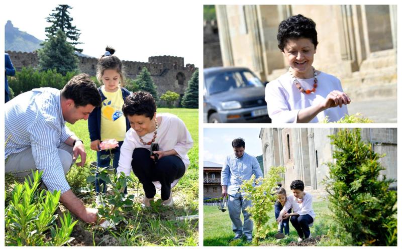თეა წულუკიანი მცხეთაში, მეუღლესთან და შვილთან ერთად - ფოტოები სვეტიცხოვლის ტაძრიდან