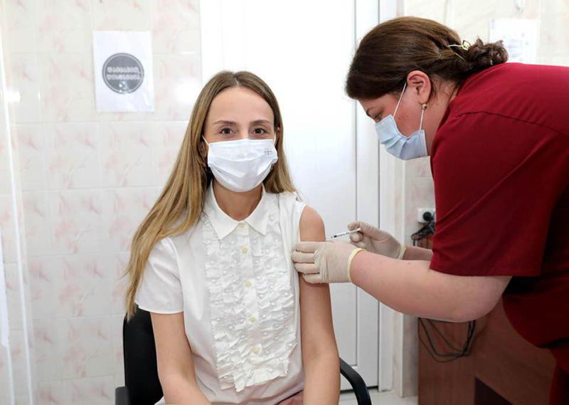 პრემიერის მეუღლე ჩინური "სინოფარმით" აიცრა - რა ფოტოებს აქვეყნებს ნუნუკა თამაზაშვილი