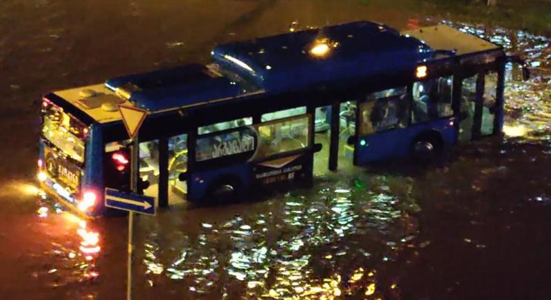 უხვი ნალექი თბილისში, დატბორილი გზები და მანქანები - რა ხდება დიდ დიღომში? (ვიდეო)