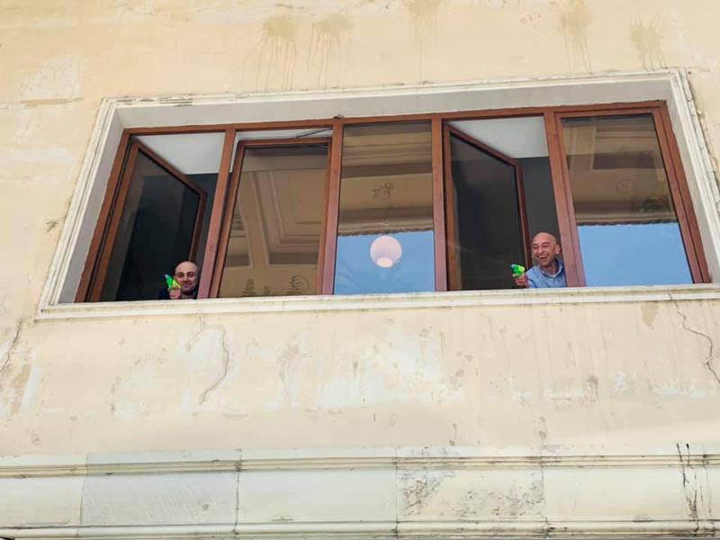 დღის ფოტო - წყლის თოფებით შეიარაღებული "გირჩის" წევრები "ნაცმოძრაობის" მოლოდინში...