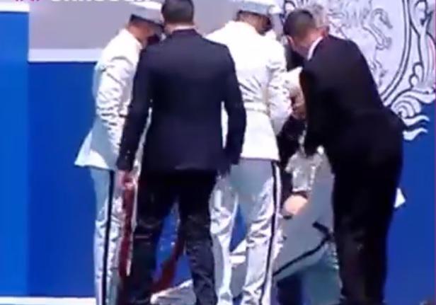 პოლიციელის დღესთან დაკავშირებით გამართულ ღონისძიებაზე, ერთ-ერთი პოლიციელი შეუძლოდ გახდა (ვიდეო)