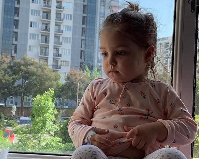 "რა მჭირს, დედა, გთხოვ, აქ არ დამტოვო" - მარიამის მძიმე დიაგნოზი, რომელსაც პატარა მხოლოდ საზოგადოების თანადგომით გაუმკლავდება