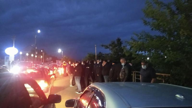 ქუთაისის სასამართლომ ბათუმელი სპორტსმენები პატიმრობაში დატოვა, რასაც დაპირისპირება მოჰყვა - დაკავებულის ახლობლებმა ციხის მანქანას, რომლებშიც პატიმრები ისხდნენ, გზა გადაუკეტეს