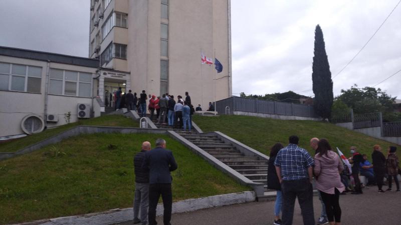 გუმათში აქციაზე პოლიციელზე თავდასხმაში ბრალდებულ ირაკლი მუკბანიანს პატიმრობა შეეფარდა