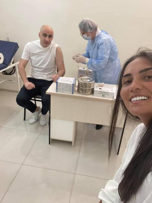 ნიკა მელია "სინოვაკით" აიცრა - ფოტო კლინიკიდან