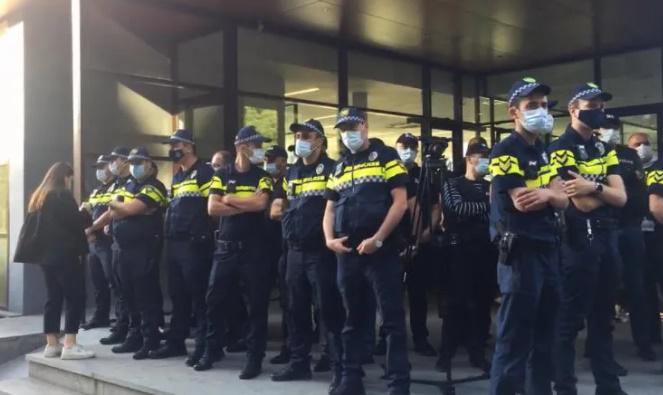 პროკურატურასთან მიმდინარე აქციაზე, სავარაუდოდ, გიგა მაქარაშვილი დააკავეს