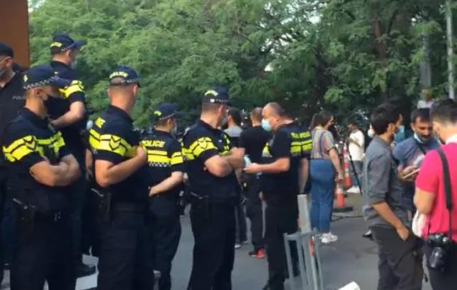 პროკურატურასთან მიმდინარე აქციაზე კიდევ ერთი დაპირისპირება მოხდა - პოლიციამ ორი აქტივისტი დააკავა