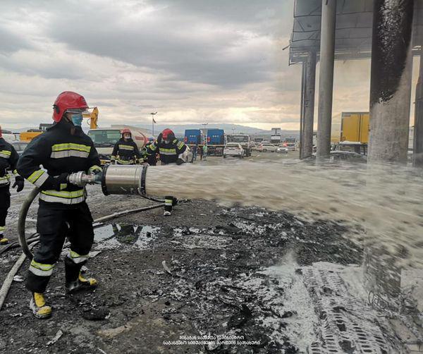 როგორ დააზიანა ხანძარმა რუსთავის ავტობაზრობა - ფოტოები ადგილიდან