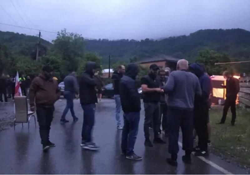 სოფელ ზარათში სამართალდამცავებსა და ადგილობრივებს შორის დაპირისპირება იყო - მოსახლეობამ პროტესტის ნიშნად გზა ლოდებით გადაკეტა