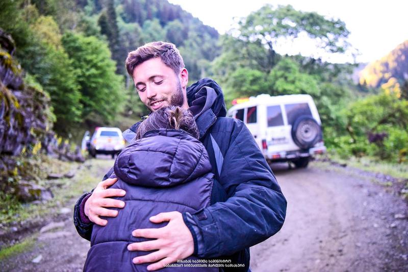 აბასთუმანში დაკარგული ახალგაზრდების პოვნისა და ოჯახის წევრებთან შეხვედრის ემოციური კადრები (ფოტოები)